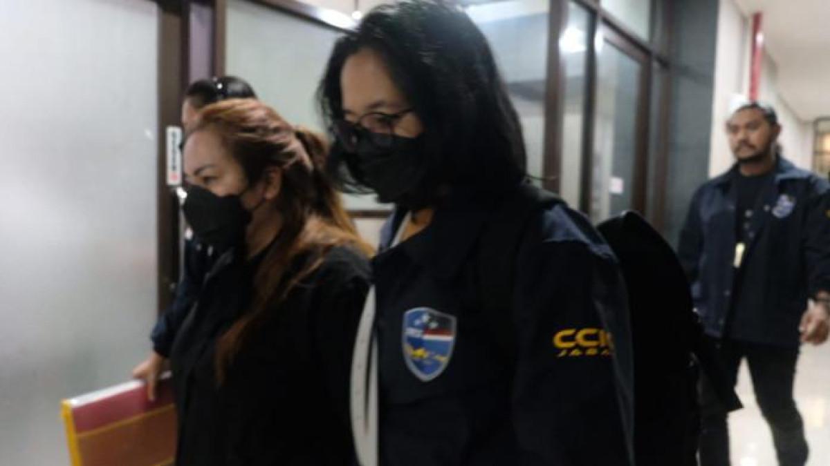 DITANGKAP - Lisa Mariana saat di Gedung Ditressiber Polda Jabar, Kamis (4/12/2025). Dia dibawa polisi hanya membawa tas kecil.