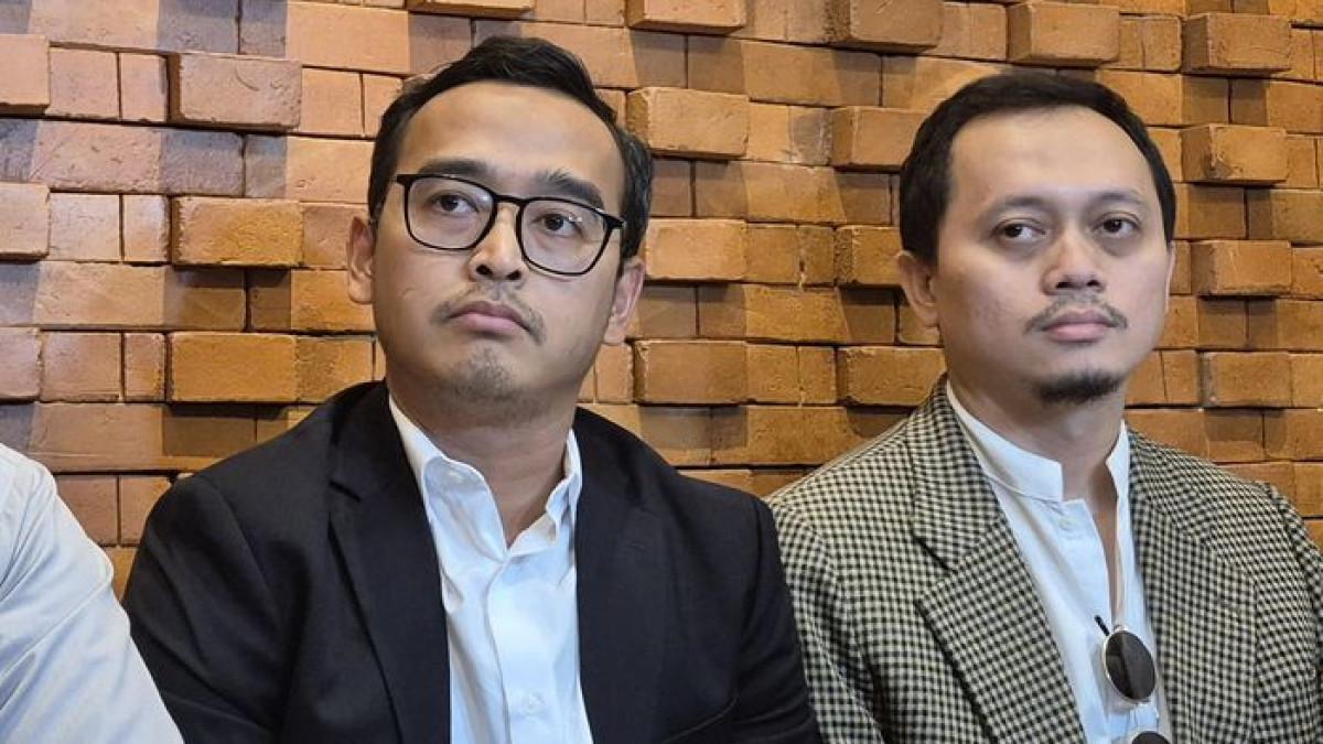 dr. Riky Febriansyah bersama kuasa hukumnya saat menggelar konferensi pers di kawasan Mampang, Jakarta Selatan, Senin (16/3/2026).