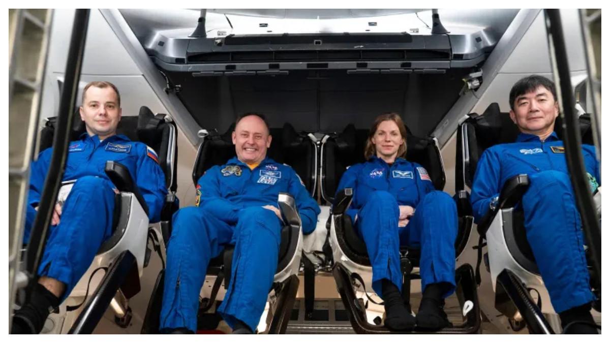 Dari kiri: Oleg Platonov, Mike Fincke, Zena Cardman dan Kimiya Yui dari Crew-11 pada 9 April 2025.