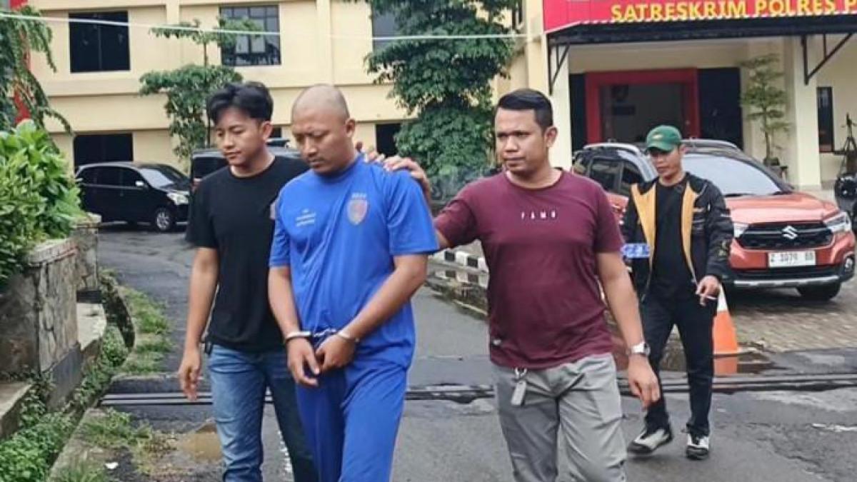 TERSANGKA PEMBUNUHAN - Heryanto (27), tersangka kasus pembunuhan dan kekerasan seksual terhadap pegawai minimarket di Rest Area KM 72 Tol Cipularang, saat digiring petugas Satreskrim Polres Purwakarta dengan mengenakan baju tahanan dan kepala plontos, Selasa 14 Oktober 2025.