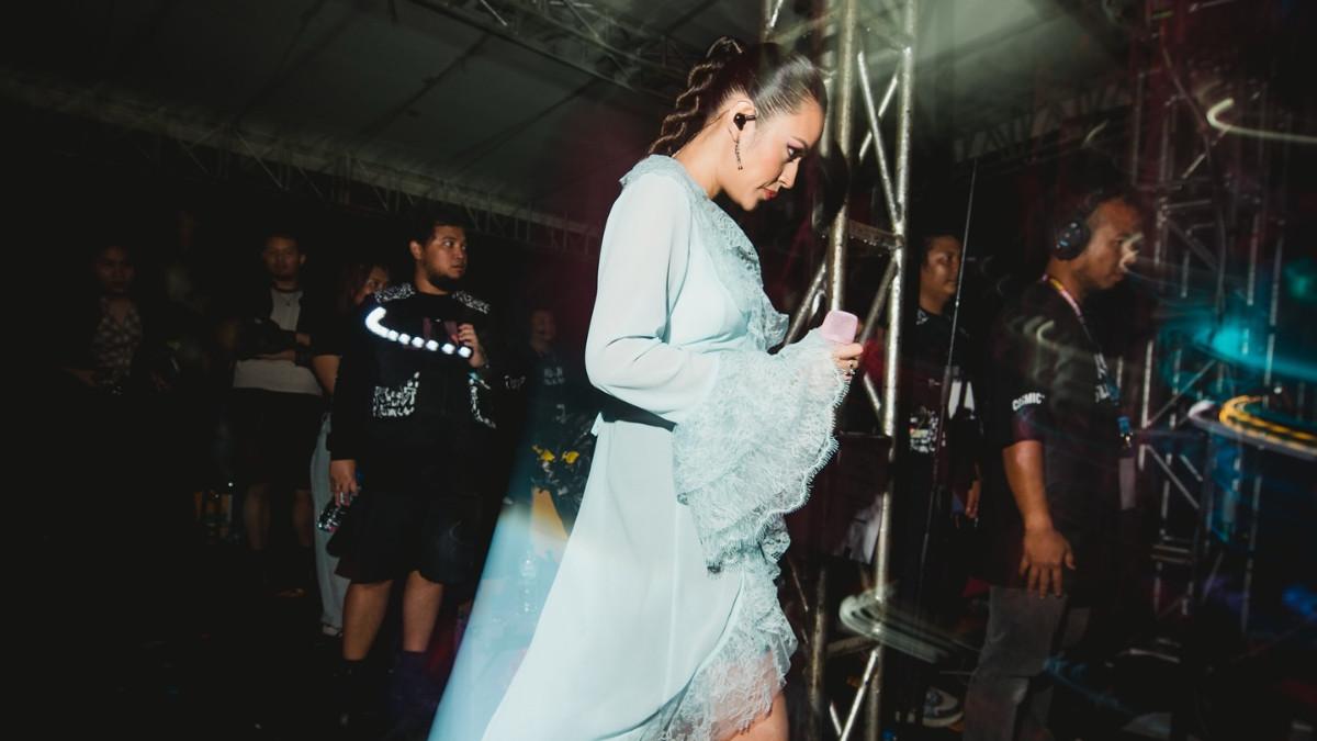 PERCERAIAN ARTIS - Gelagat kesedihan Raisah saat manggung picu spekulasi perceraian dengan Hamish Daud. Keduanya masih bungkam hingga sekarang.