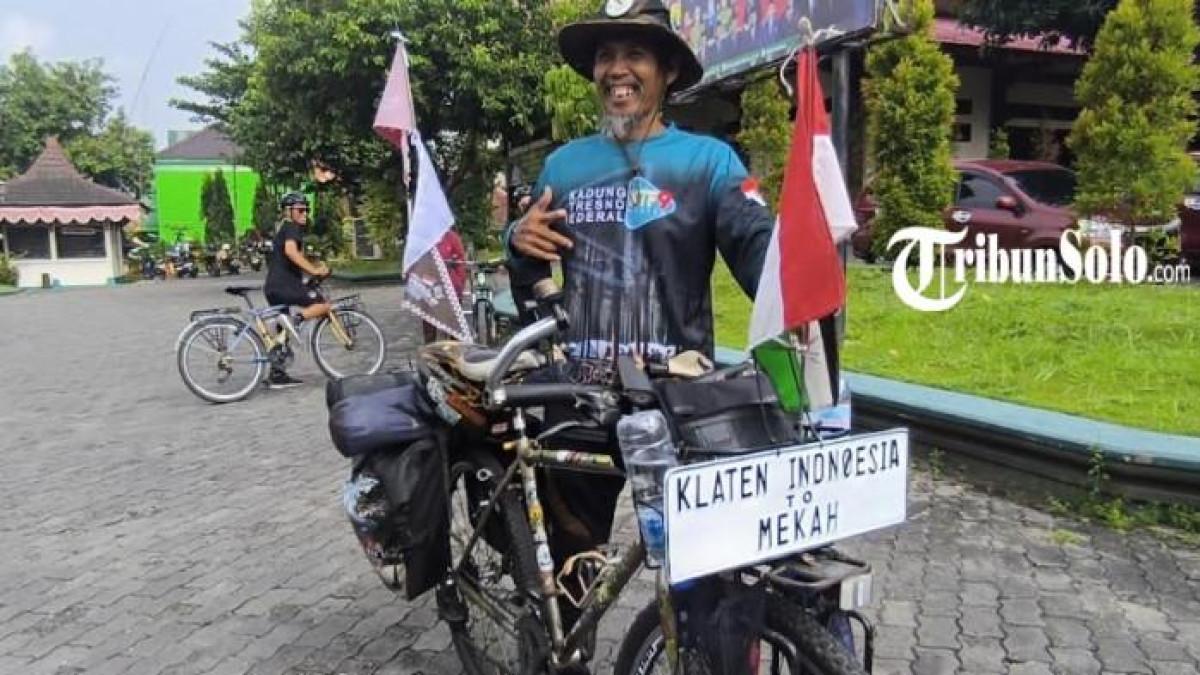 GOWES KE MEKKAH - Pesepeda asal Klaten Purgiyanto (55) saat ditemui Jumat (22/5/2026). Ia mengaku siap bersepeda menuju Mekkah.