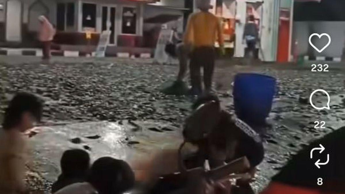 LELE TUMPAH - Tangkapan layar ikan lele berceceran di SPBU Cokro Klaten.