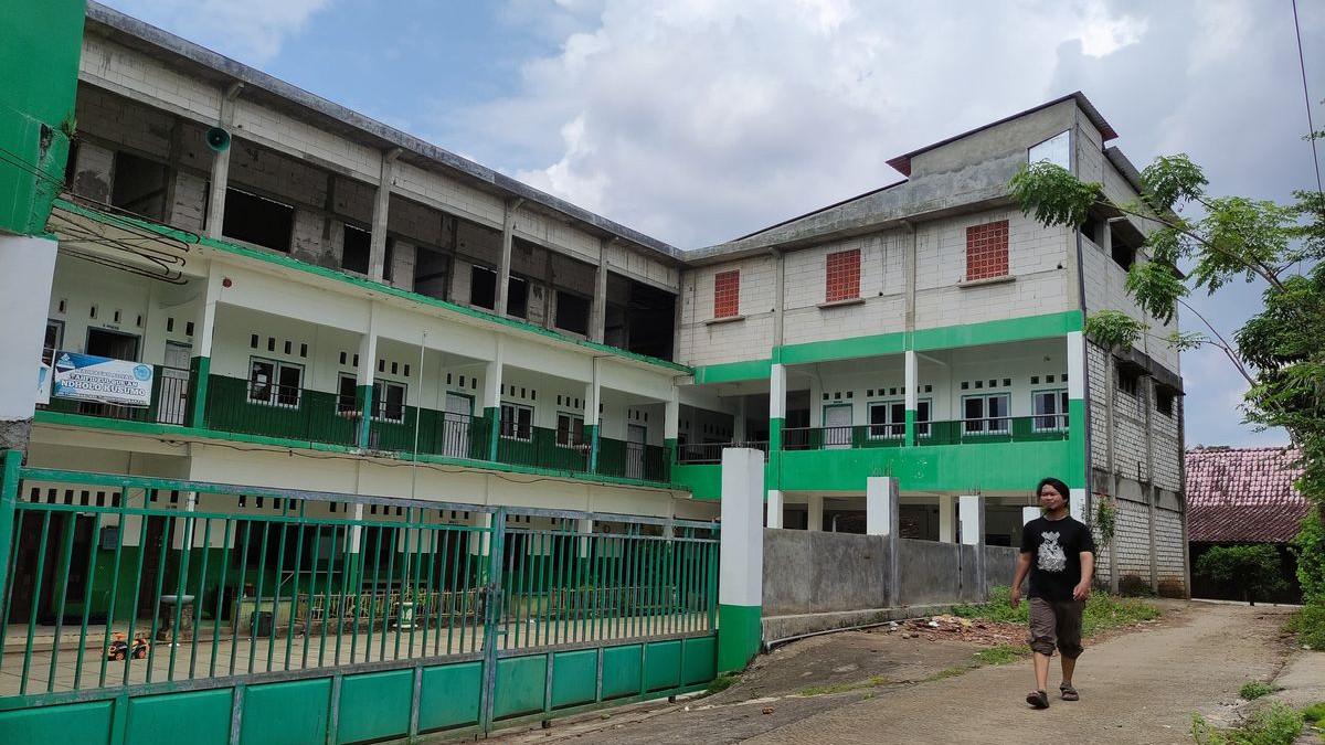 KIAI CABUL - Suasana sekolah Madrasah Aliyah (MA) di belakang pondok pesantren Ndholo Kusumo terlihat sepi tidak ada kegiatan usai demo warga.
