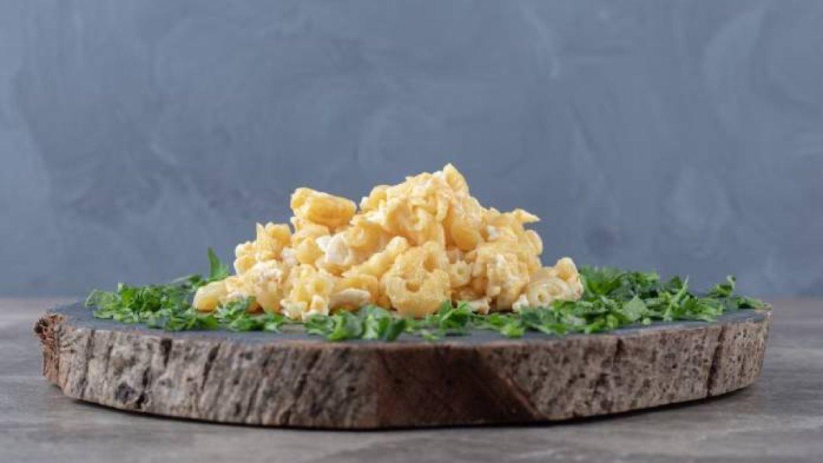 SOAL & KUNCI JAWABAN Pelajaran Bahasa Inggris Kelas 12 Hal 132, How to Make Scrambled Eggs