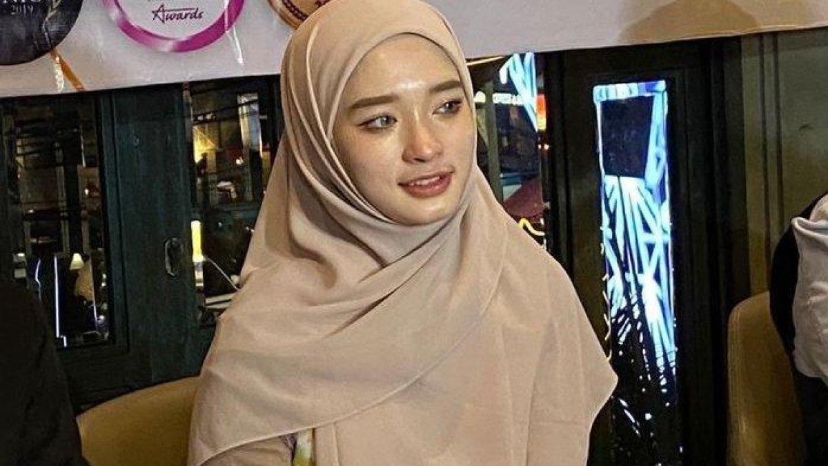 Inara Rusli mengunjungi rumah Ustaz Derry Sulaiman, di malam sebelum dirinya melepas cadar di hadapan publik.