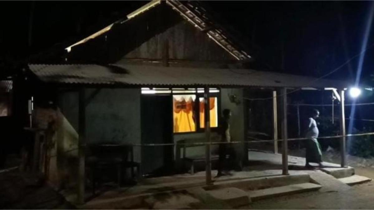 MENCEKAM - Rumah Miswati di Desa Temon, Kecamatan Arjosari, Kabupaten Pacitan, dipasangi police line pasca pembunuhan brutal oleh Wawan. Miswati merupakan mantan istri Wawan.