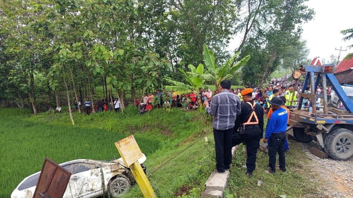 KECELAKAAN KERETA API - Empat orang tewas dalam kecelakaan maut yang melibatkan minibus dan Kereta Api Argo Bromo Anggrek di rel pelintasan tanpa palang pintu, Desa Tuko, Kecamatan Pulokulon, Kabupaten Grobogan, Jawa Tengah, Jumat (1/5/2026) dinihari.