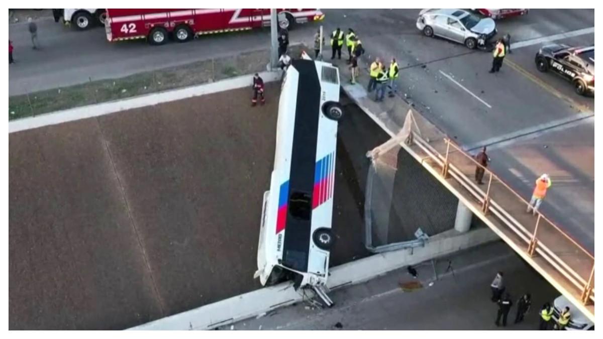 Lebih dari Selusin Orang Terluka Setelah Bus Terbalik dan Jatuh dari Jembatan Layang Jalan Raya Setelah Kecelakaan