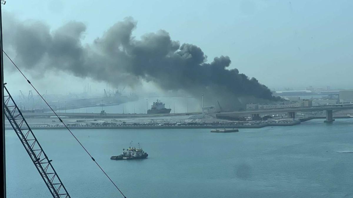 PERANG IRAN AS - Kepulan asab akibat serangan Iran di negara-negara tetangga saat terjadi perang melawan Amerika Serikat.
