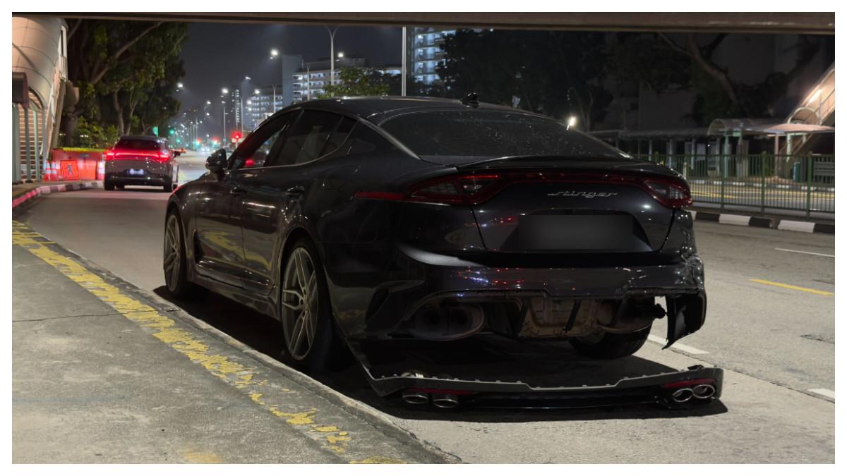 Sebuah Kia Stinger ditabrak oleh Mercedes-Benz yang melarikan diri, menyebabkan bemper belakangnya terlepas.