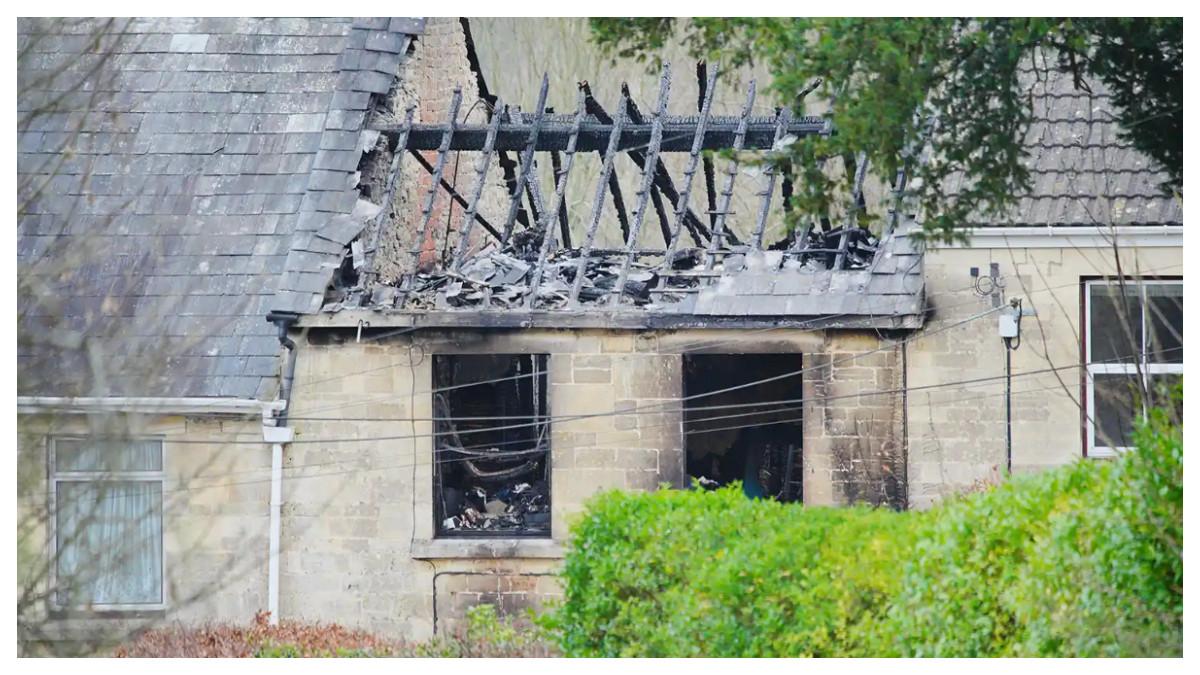 Petugas layanan darurat berada di lokasi kejadian di Brimscombe Hill, dekat Stroud setelah terjadi kebakaran rumah.