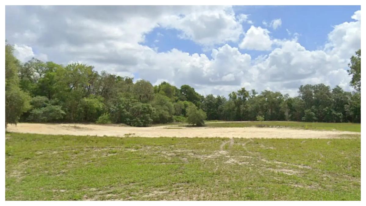 Lubang pasir di dekat Sportsman's Park di Inverness, Florida.