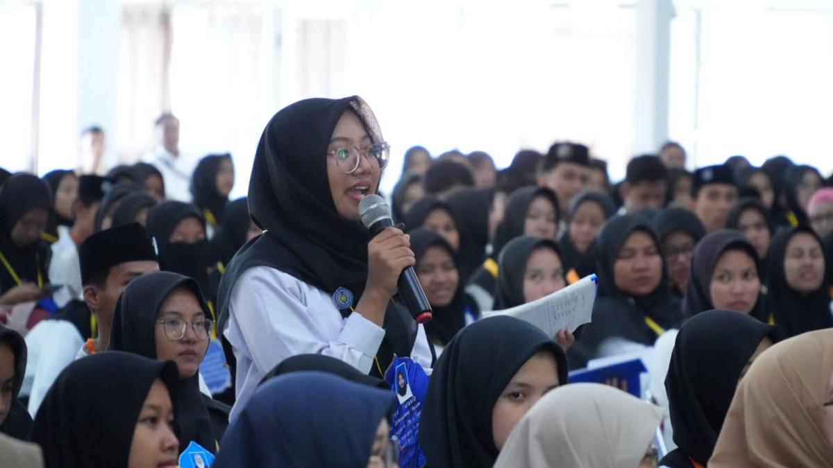 HAMENANG DAN MAHASISWA - Salah satu mahasiswa baru Universitas Muhammadiyah Klaten (UMKLA) ajukan pertanyaan kepada Bupati Klaten Hamenang Wajar Ismoyo saat kegiatan PKKMB Tahun 2025, Rabu (1/10/2025).