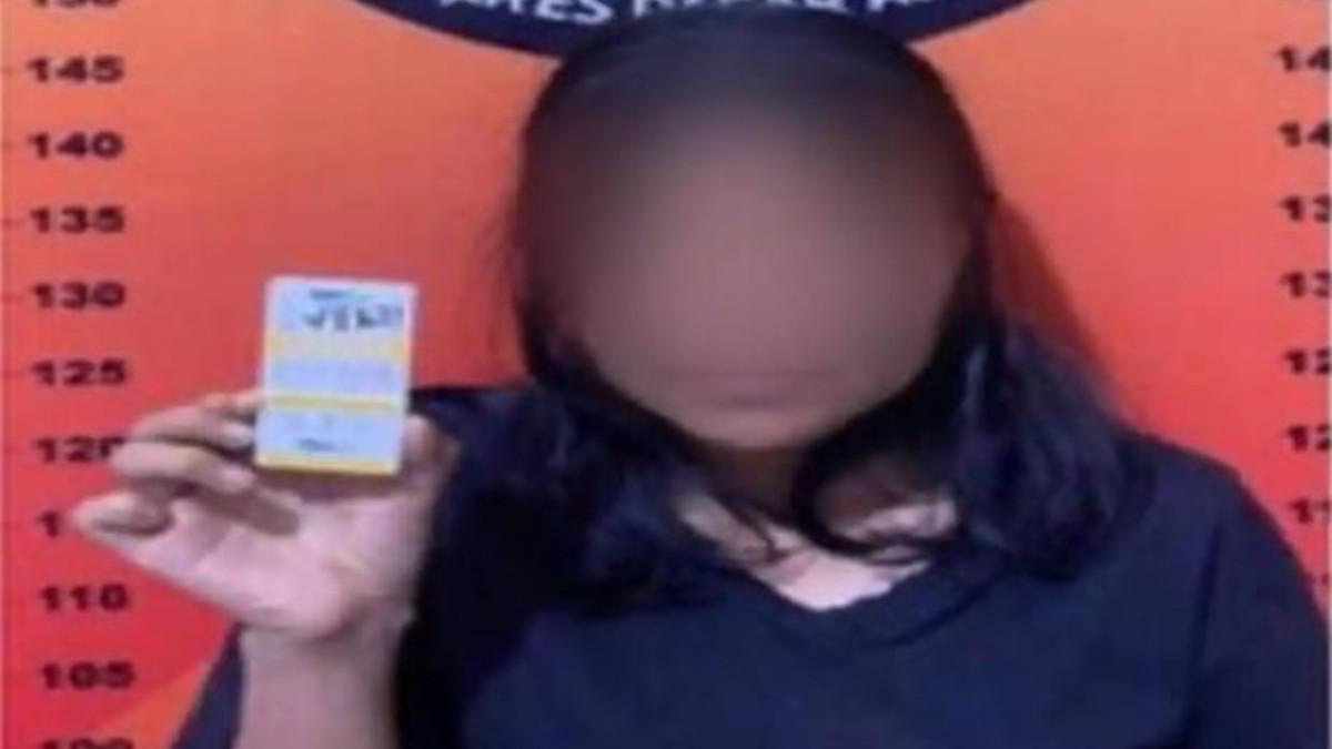 DITANGKP POLISI -- WVF (33) mantan karyawan salah satu BUMN ditangkap Satresnarkoba Polres Pagar Alam, Selasa (11/11/2025). Bersamanya turut diamankan paket 500 gram ganja siap edar.