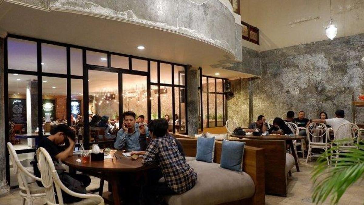KULINER SOLO - Para pelanggan menikmati menu Solo Bistro dan Savoury Pizza, di Jalan Slamet Riyadi No 183 Solo, Jateng.