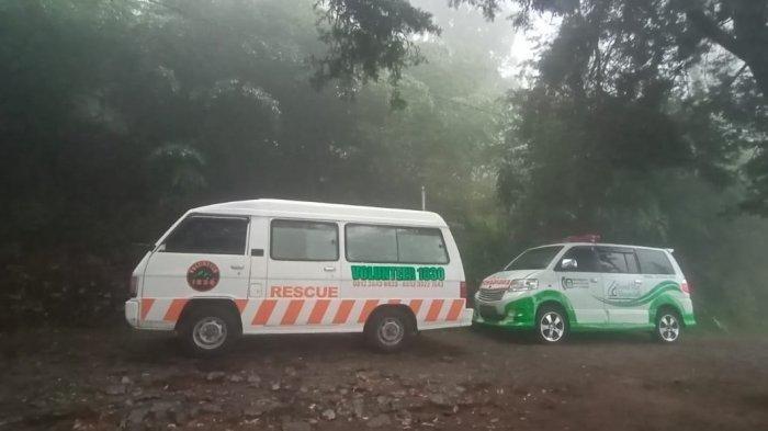 Mobil ambulans telah disiagakan di pintu masuk jalur pendakian untuk evakuasi.