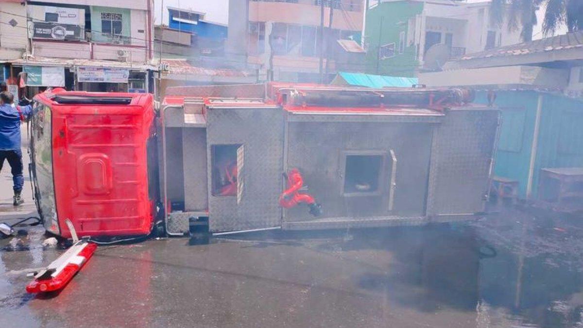 ASTAGA! Mau Padamkan Kebakaran, Mobil Damkar Terguling di Makassar, Ban Selip: 2 Petugas Kritis