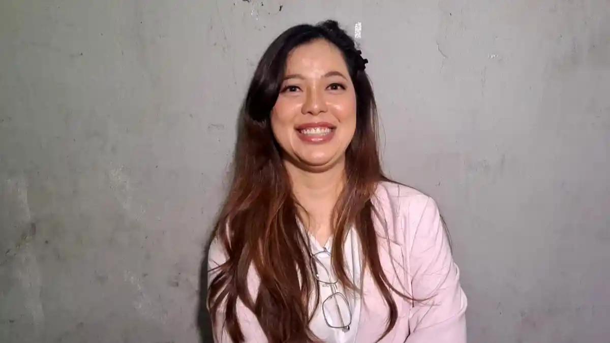 SURAT CINTA AMMAR - Menjelang sidangnya di Pengadilan Negeri Jakarta Pusat, Ammar Zoni dijenguk oleh sang kekasih, dokter Kamelia dengan kuasa hukumnya, Jon Mathias ke Lapas Cipinang, Jakarta Timur, Rabu (17/12/2025). Dokter Kamelia mendapat surat cinta dari Ammar Zoni.
