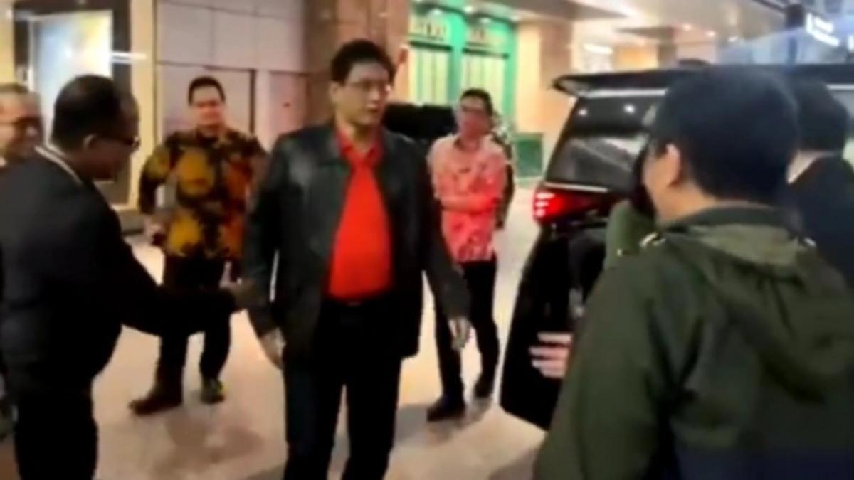 SOSOK VIRAL - Momen Menteri Keuangan Purbaya Yudhi enggan menyalami Deni Surjantoro, Kepala Biro Komunikasi dan Layanan Informasi (BKLI) Kementerian Keuangan