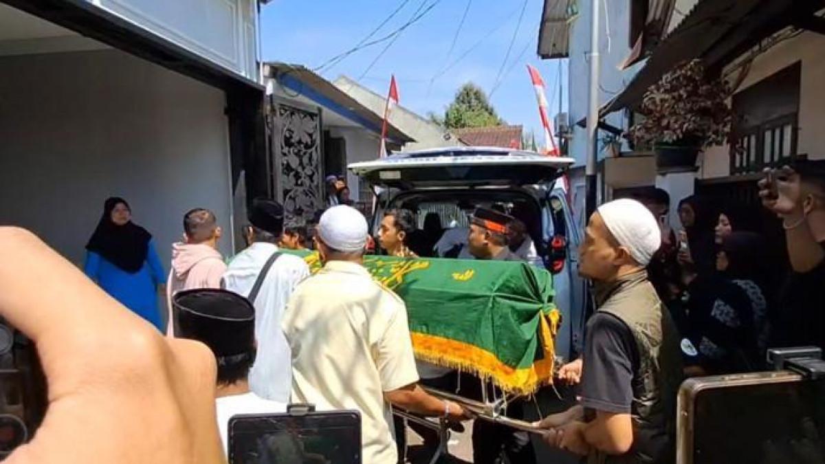 Terkini! Foto Keranda Jenazah Mpok Alpa Disambut Pecah Tangis Suami, Irfan Hakim Tersayat Hatinya Karena Ikut Larut Dalam Duka