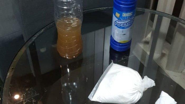 PENAMPAKAN Serbuk Putih & Cairan Disebut Polisi 'Bahan Peledak' Tapi Pihak Munarman Sebut Detergen