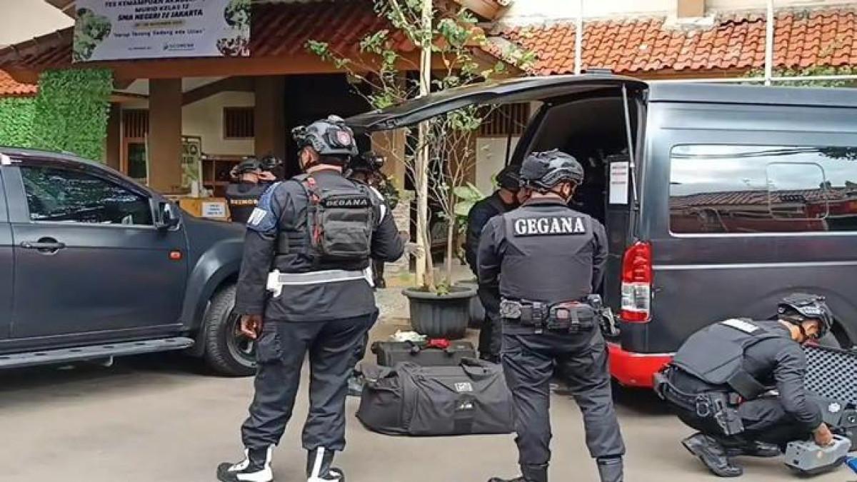 LEDAKAN DI SEKOLAH- Tim Gegana dari Brimob Polda Metro Jaya tengah melakukan penyisiran di lokasi ledakan SMAN 72, Kelapa gading, Jakarta Utara usai dilaporkan terjadi ledakan pada Jumat (7/11/2025).