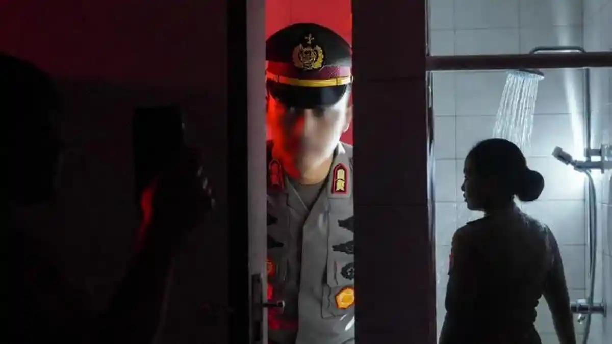 ILUSTRASI OKNUM POLISI - Gambar ilustrasi yang dihasilkan AI pada Kamis (9/4/2026) memperlihatkan seorang oknum anggota polisi didugaan melakukan tindakan asusila berupa mengintip dan merekam rekan sejawatnya wanita, Polwan di kamar mandi SPN Polda Jateng.