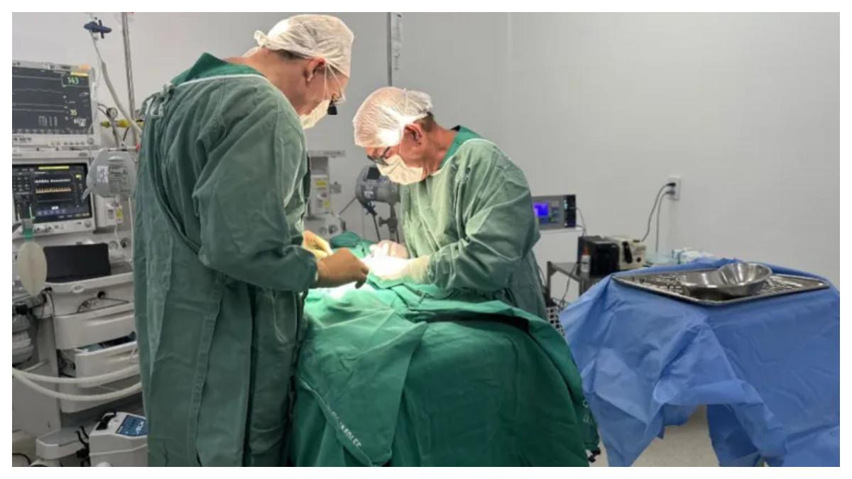 Para dokter melakukan operasi pada bayi kembar siam.