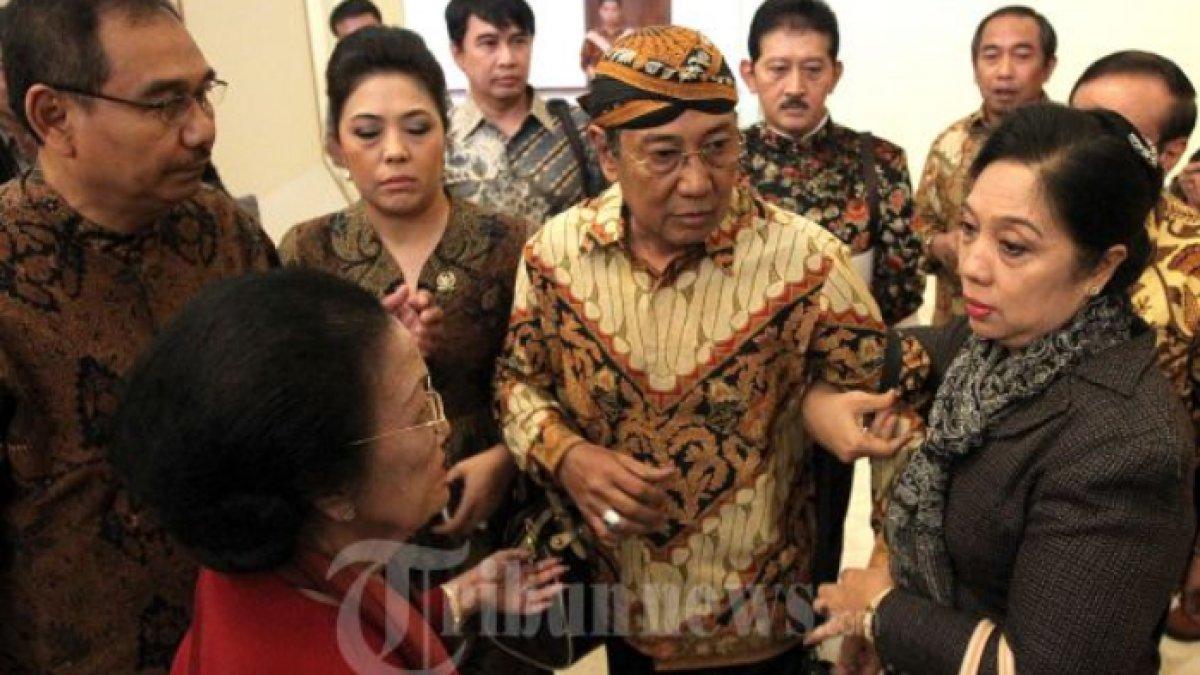 PB XIII WAFAT - Paku Buwono XIII Hangabehi (tengah mengenakan blangkon) ditahan keluarganya untuk tidak menghadiri acara penandatanganan dukungan dari pemerintah atas rekonsiliasi Keluarga Keraton Surakarta, di Gedung Parlemen, Senayan, Jakarta, Senin (4/6/2012).