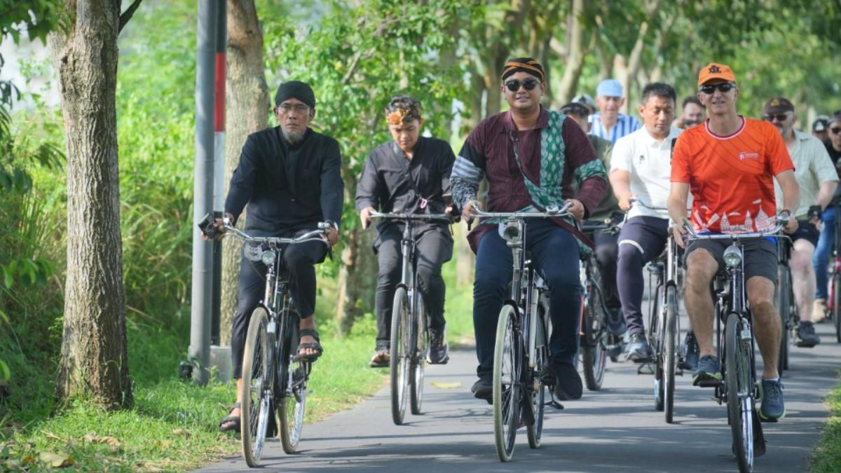 KABAR KLATEN - Para goweser dari mancanegara meramaikan International Veteran Cycle Association Rally di Klaten.
