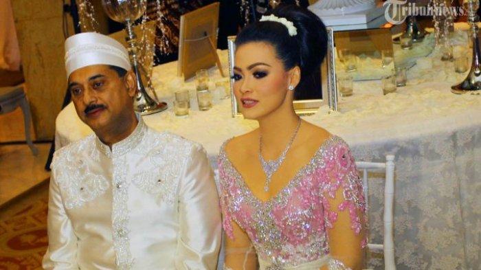 Pasangan Pengantin Christy Jusung dan Jay Alatas, foto bersama seusai melangsungkan prosesi akad nikah di Ballroom Hotel Dharmawangsa, Jakarta Selatan, Minggu (28/4/2013). Pernikahan kedua Chisty ini berlangsung saklar.