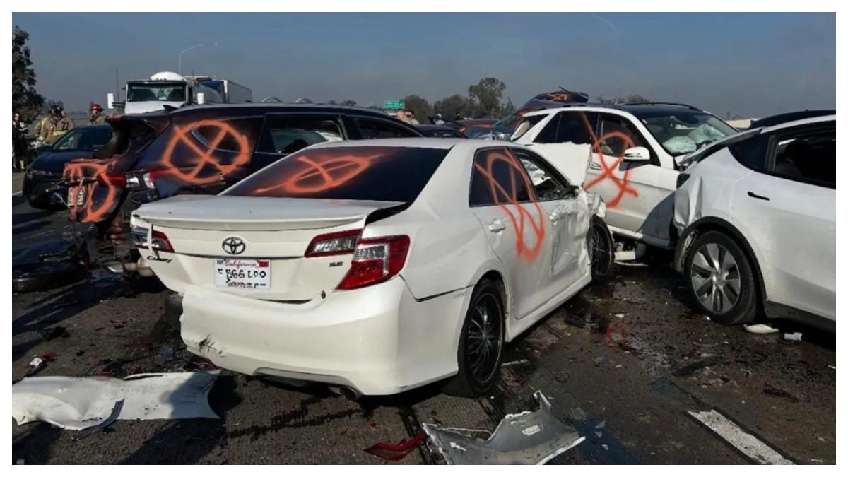 Kecelakaan di Jalan Raya 99 di Fresno, California pada 11 Januari 2026.