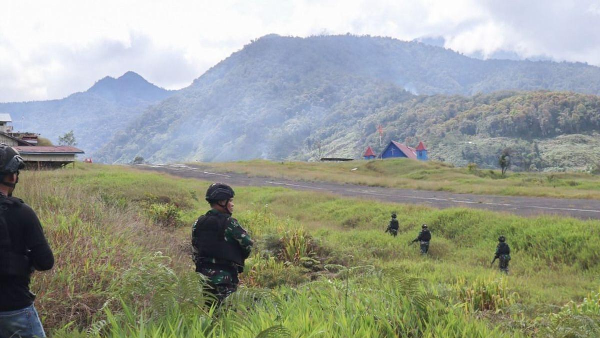 PRAJURIT GUGUR - Komandan Korem 172 PWY Jayapura Brigjen TNi J.O melaksanakan patroli bersama-sama dengan Satgas Damai Cartenz dan Koramil Kiwirok guna memastikan situasi dan kondisi keamanan yang ada di Kiwirok pasca ditinggalkan oleh masyarakat sejak setahun yang lalu di Kiwirok, Kabupaten Pegunungan Papua, Kamis (3/11/2022).
