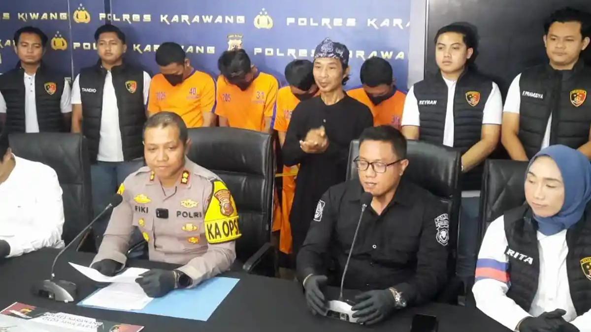 PEGAWAI KECAMATAN ANIAYA - Seorang pegawai kecamatan di Karawang berinisial NK (42) ditetapkan sebagai tersangka kasus pengeroyokan yang menewaskan Rido Pulanggar (15), seorang anak penyandang disabilitas mental. Korban tewas setelah dihajar beramai-ramai oleh sejumlah warga di Dusun Ondang I, Desa Tegalwaru, Kecamatan Cilamaya Wetan.