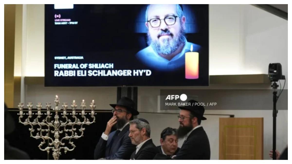 Para pelayat berkumpul di sebuah sinagoge untuk pemakaman Rabbi Eli Schlanger, korban dalam penembakan teror massal di Pantai Bondi, di Bondi pada 17 Desember 2025, Sydney, Australia