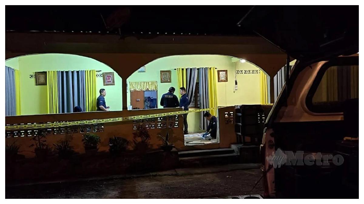 Petugas kepolisian dari Unit Forensik IPK Kedah melakukan inspeksi di lokasi kejadian di sebuah rumah di Kampung Baru Bakai, Kuala Ketil.