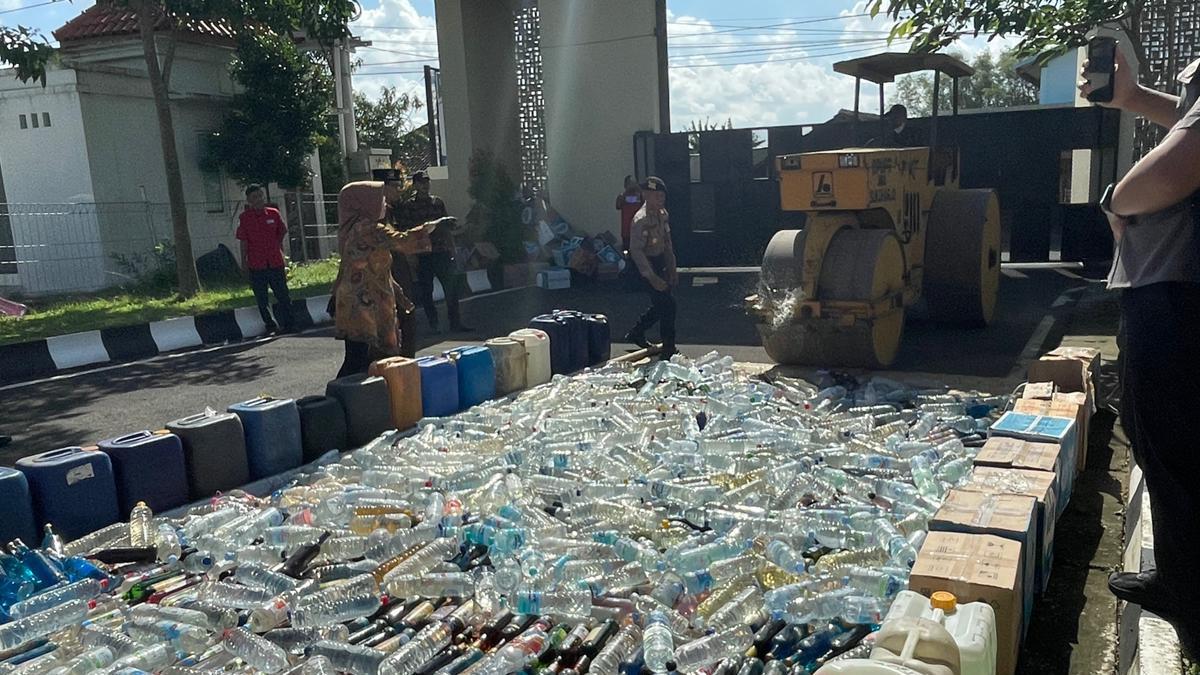 JELANG ARUS MUDIK - Pimpinan Daerah (Forkopimda) Kabupaten Sukoharjo mengikuti apel kesiapsiagaan menjelang arus mudik Lebaran yang digelar di Markas Komando (Mako) Polres Sukoharjo, Kamis (12/3/2026).