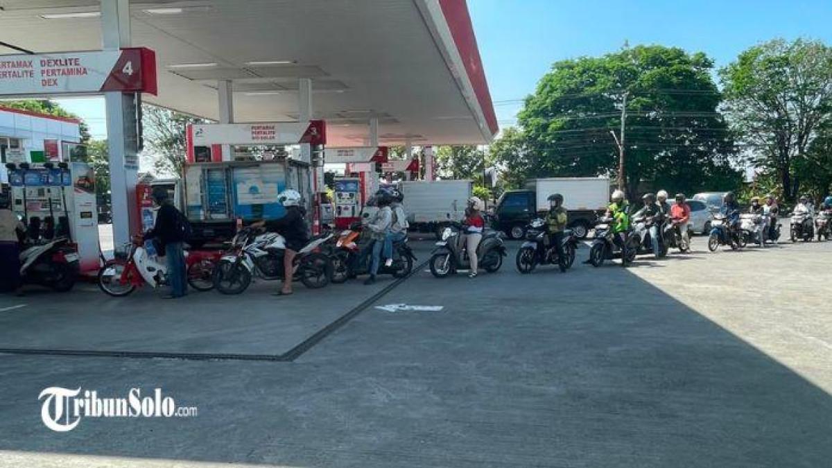 MENGULAR - Sejumlah pengendara di Kabupaten Sukoharjo terlihat beralih ke BBM subsidi jenis Pertalite setelah harga Pertamax mengalami kenaikan signifikan mulai Rabu (10/6/2026) di SPBU Jombor Sukoharjo. Antrean kendaraan untuk mendapatkan Pertalite mengular.