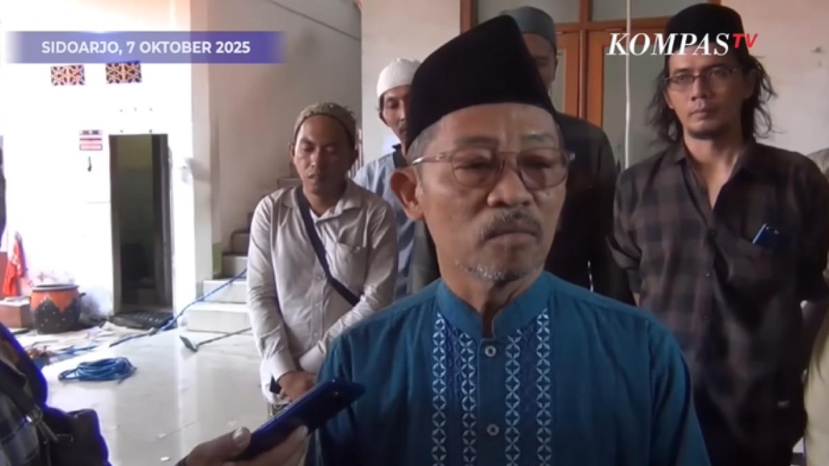PONPES BUKA SUARA -  Perwakilan Ponpes Al Khoziny, M Zainal Abidin memberikan keterangan kepada awak media. Ia menyebut ponpes akan badalkan umrah para santri korban musala ambruk.