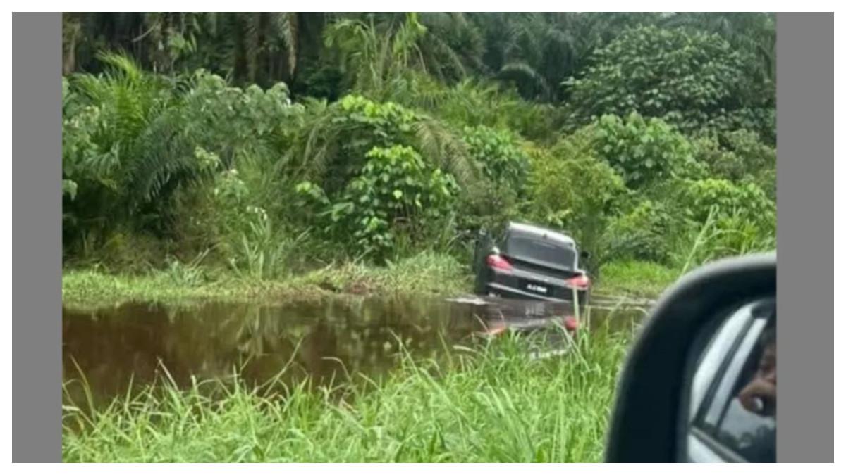 Porsche Panamera yang tergelincir di jalan sepanjang Jalan Sungai Rambai di Kuala Langat kemarin.