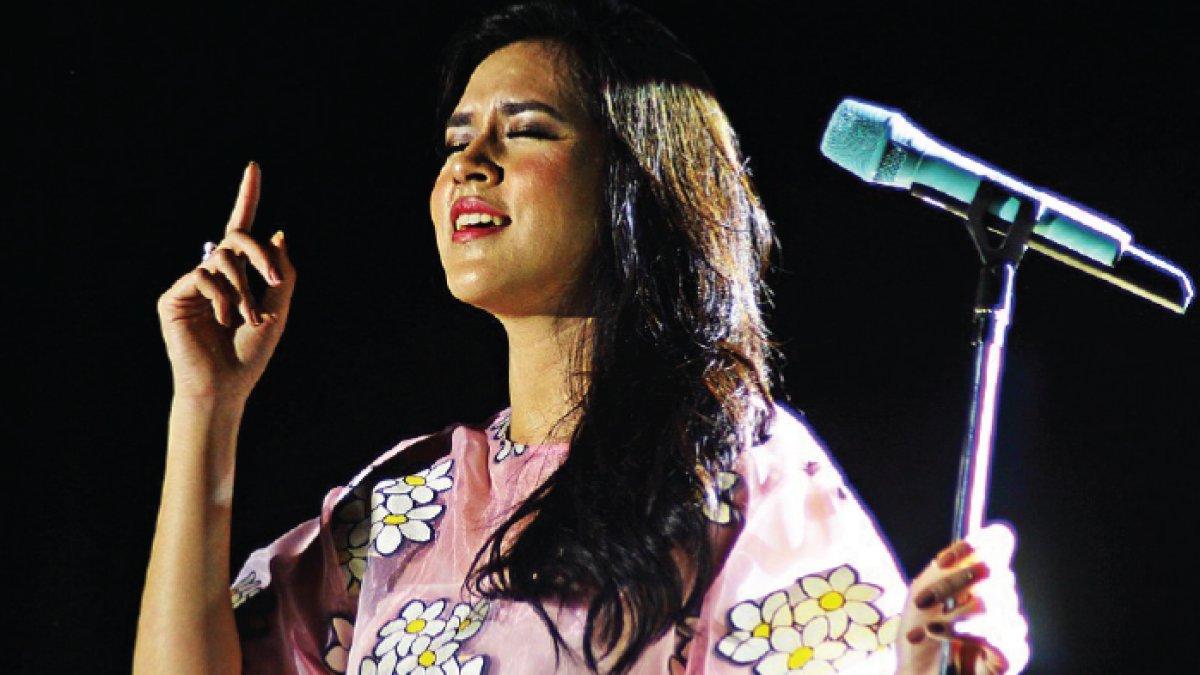 Potret Raisa saat manggung.