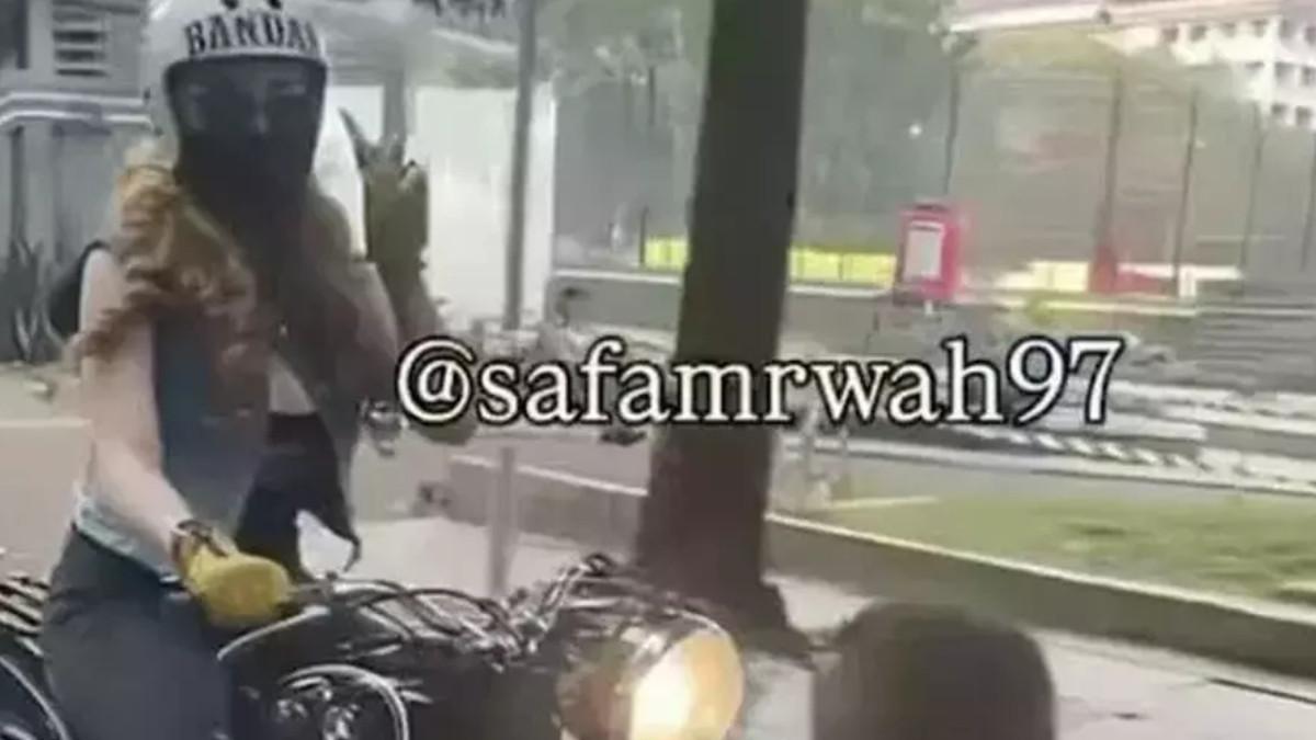 GOSIP ARTIS - Potret Safa Marwah saat menaiki moge mirip milik Ridwan Kamil.