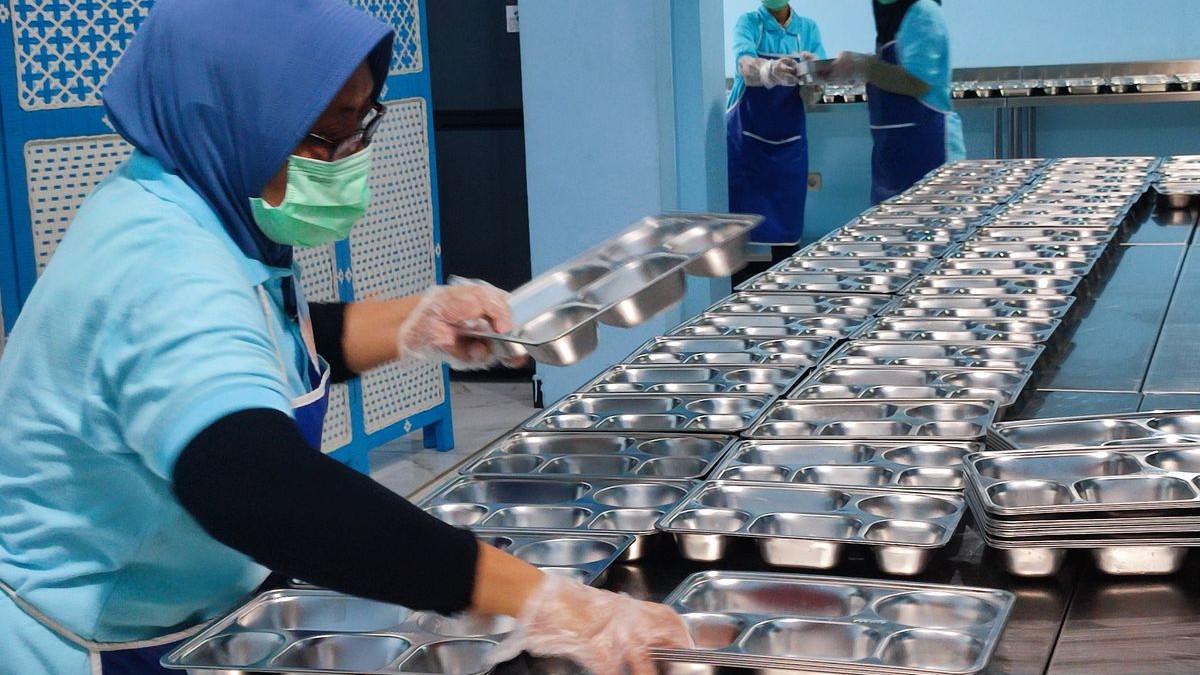 PROGRAM MBG - Petugas sedang menyiapkan tempat makan yang akan digunakan pada program makan bergizi gratis di SPPG Pulogebang, Cakung, Minggu (5/1/2025).