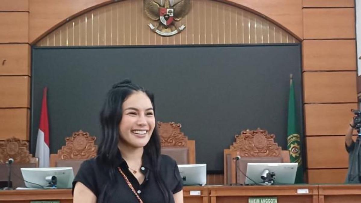 VONIS NIKITA MIRZANI - Nikita Mirzani di PN Jakarta Selatan, Selasa (28/10/2025). Reaksi Nikita Mirzani divonis 4 tahun penjara, denda Rp 1 miliar dan subsider 3 bulan kurungan kasus dugaan pemerasan terhadap pengusaha skincare sekaligus dokter, Reza Gladys.