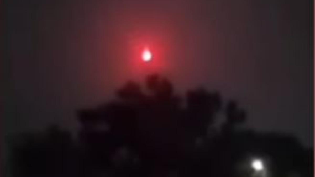 METEOR JATUH - Rekaman video amatir warga yang melihat meteor jatuh di Cirebon. Foto diunduh dari Instagram.