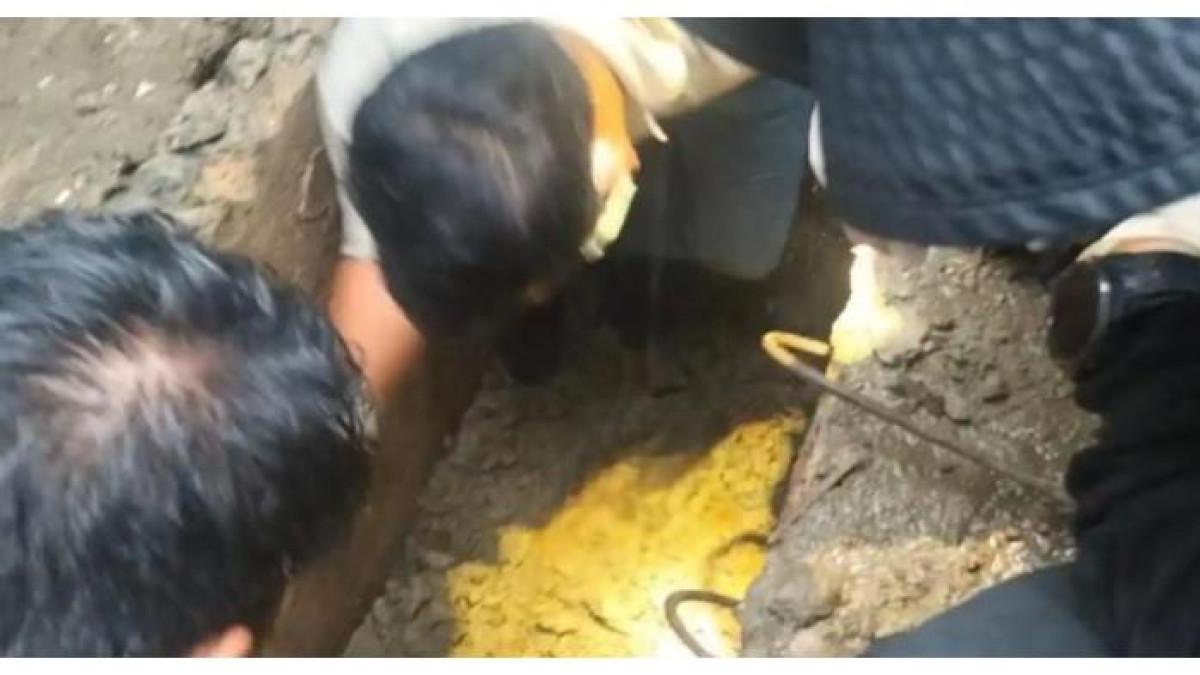 EVAKUASI - Anggota Sat Reskrim Polresta Manokwari evakuasi jasad perempuan korban pembunuhan yang dikubur dalam septic tank di salah satu bangunan di kawasan Reremi Manokwari, Selasa (11/11/2025)