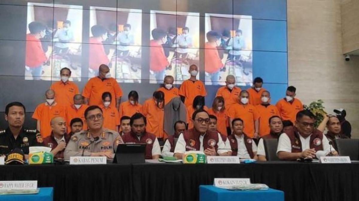 SELEBGRAM TERJERAT NARKOBA - 17 tersangka ditampilkan oleh Direktorat Tindak Pidana Narkoba Bareskrim Polri dalam kasus pengungkapan narkoba menjelang acara Djakarta Warehouse Project (DWP) di Bali, Senin (22/12/2025).