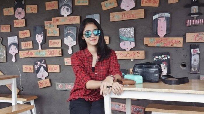 VIRAL Sosok Adhini Pramugari Pesawat Kepresidenan Jokowi, Kuasai Ilmu Perang dan Gunakan Senjata