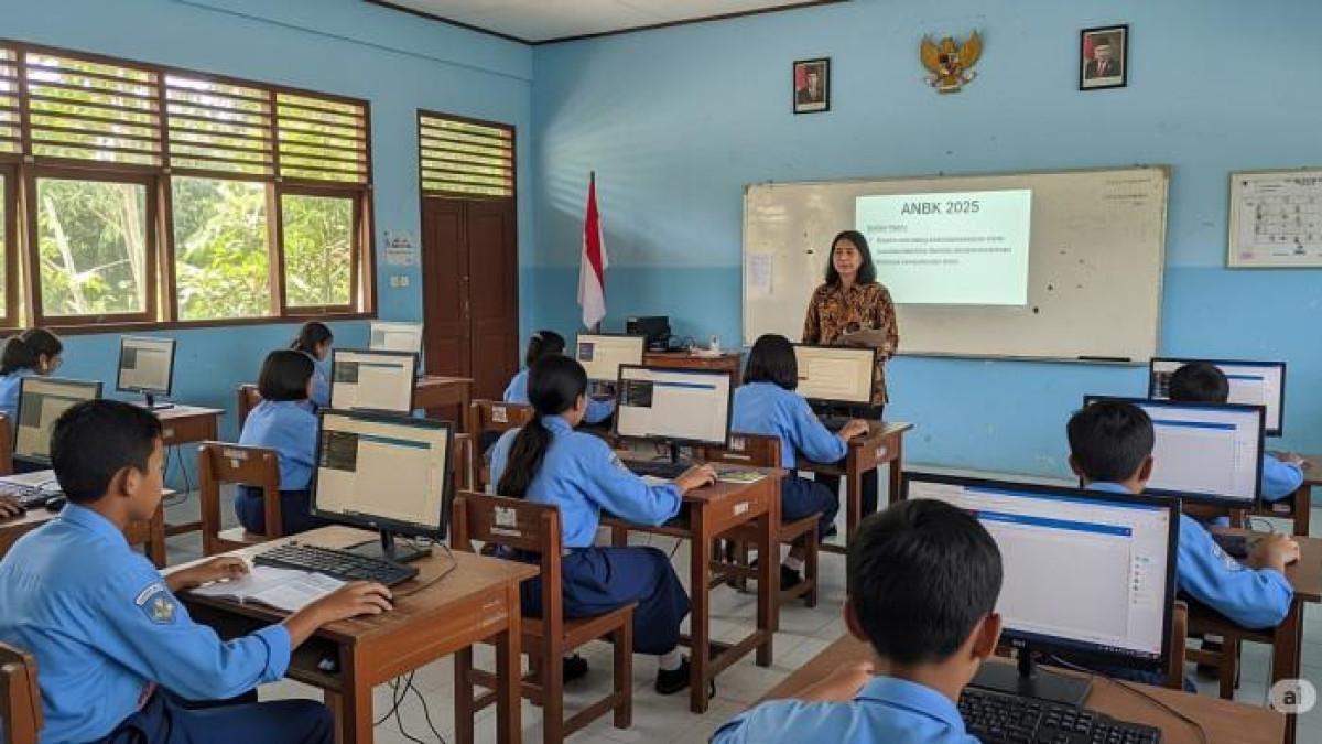 PELAKSANAAN ANBK - Gambar ilustrasi suasana siswa SMP di dalam kelas sedang melaksanakan ujian ANBK 2025 diawasi oleh seorang guru sekolah, dibuat dengan kecerdasan buatan (AI), dibuat Rabu (6/8/2025). Berikut contoh soal, jadwal, dan tata tertib ANBK 2025.